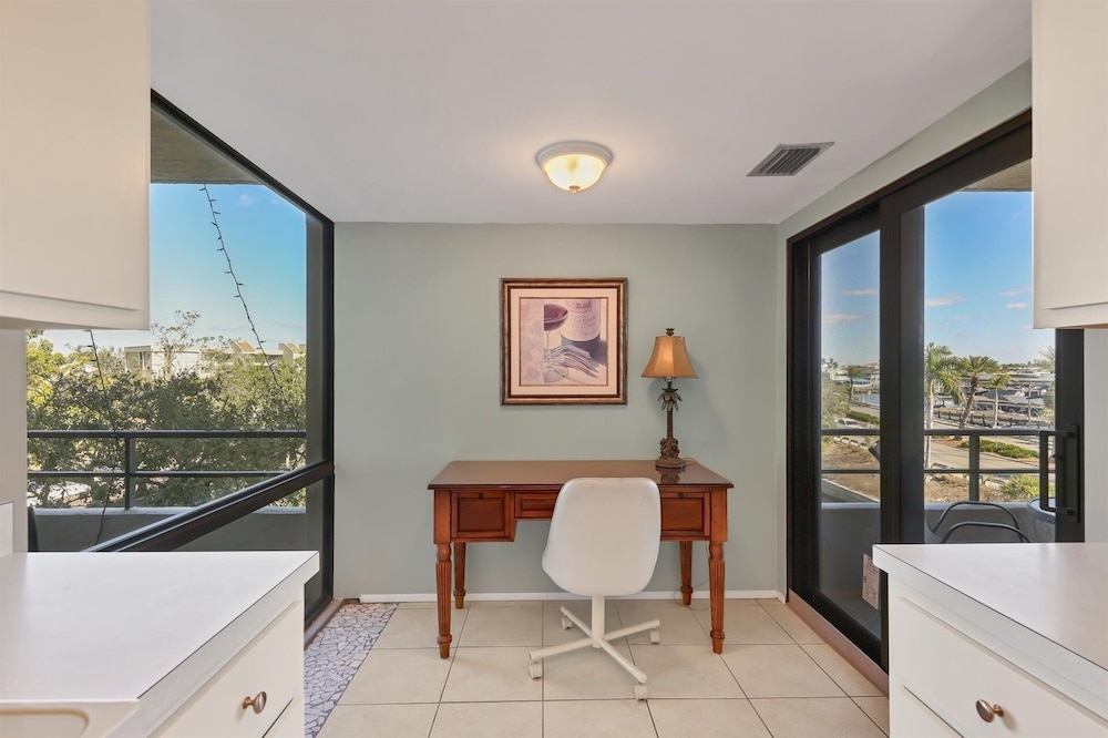 Anchorage Resort 2 bedroom, 4th Floor Condo Southern View Siesta Key 2 Condo