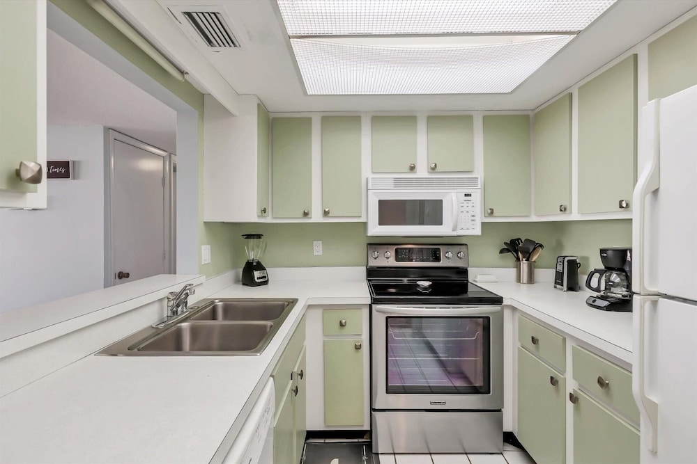 Anchorage Resort 8th Floor Condo In Siesta Key With Resort Amenities And Private Beach Access! 2 Bedroom Condo