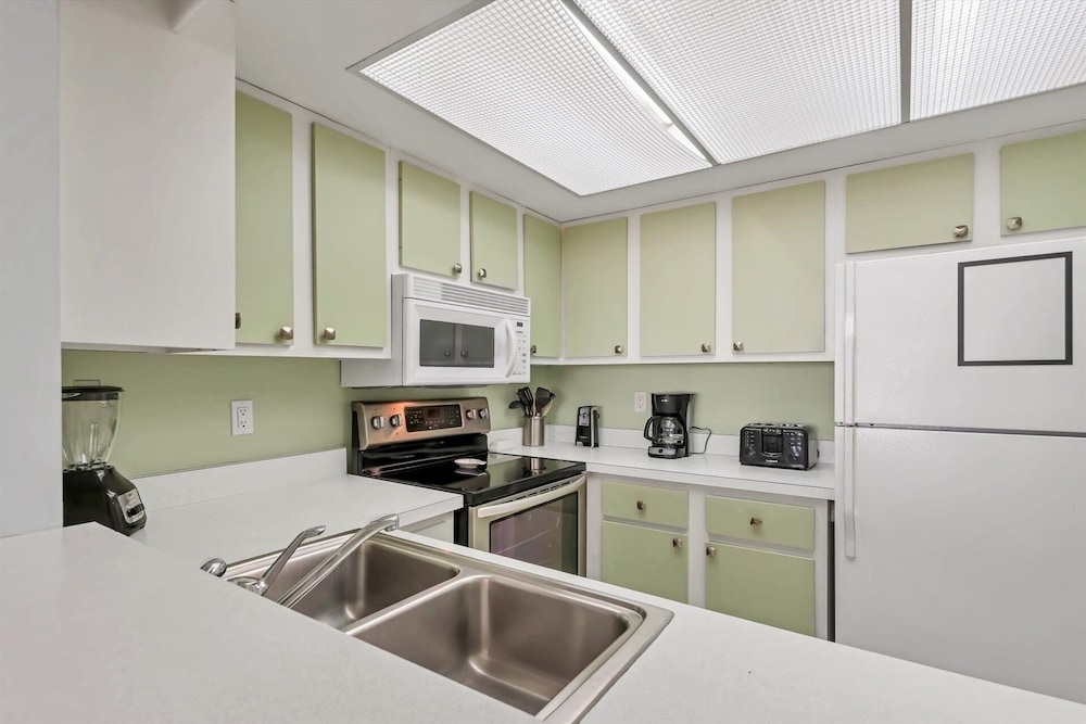 Anchorage Resort 8th Floor Condo In Siesta Key With Resort Amenities And Private Beach Access! 2 Bedroom Condo