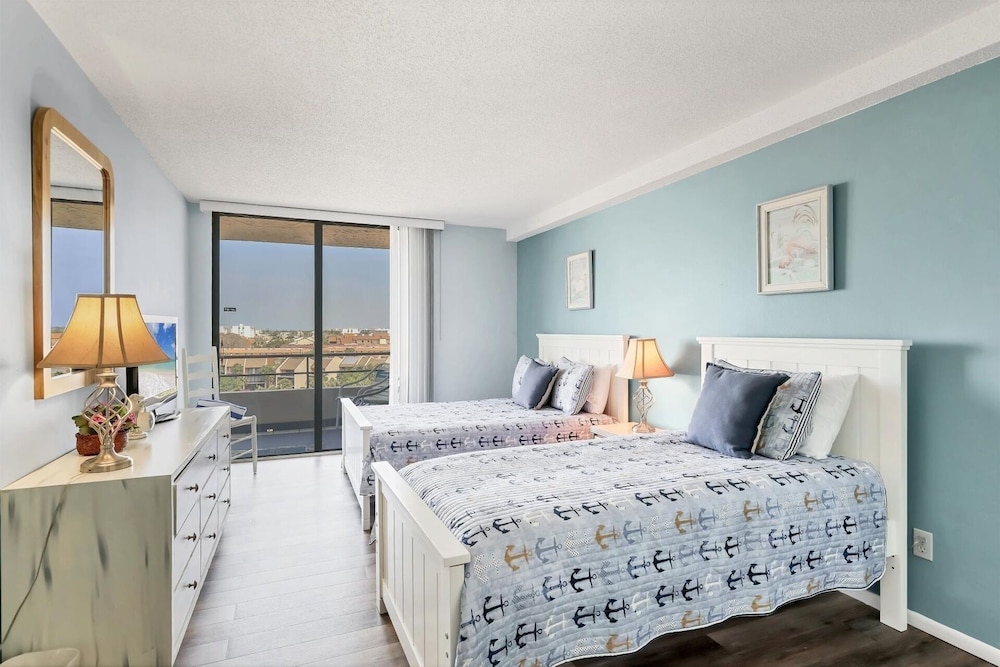 Anchorage Resort 8th Floor Condo In Siesta Key With Resort Amenities And Private Beach Access! 2 Bedroom Condo