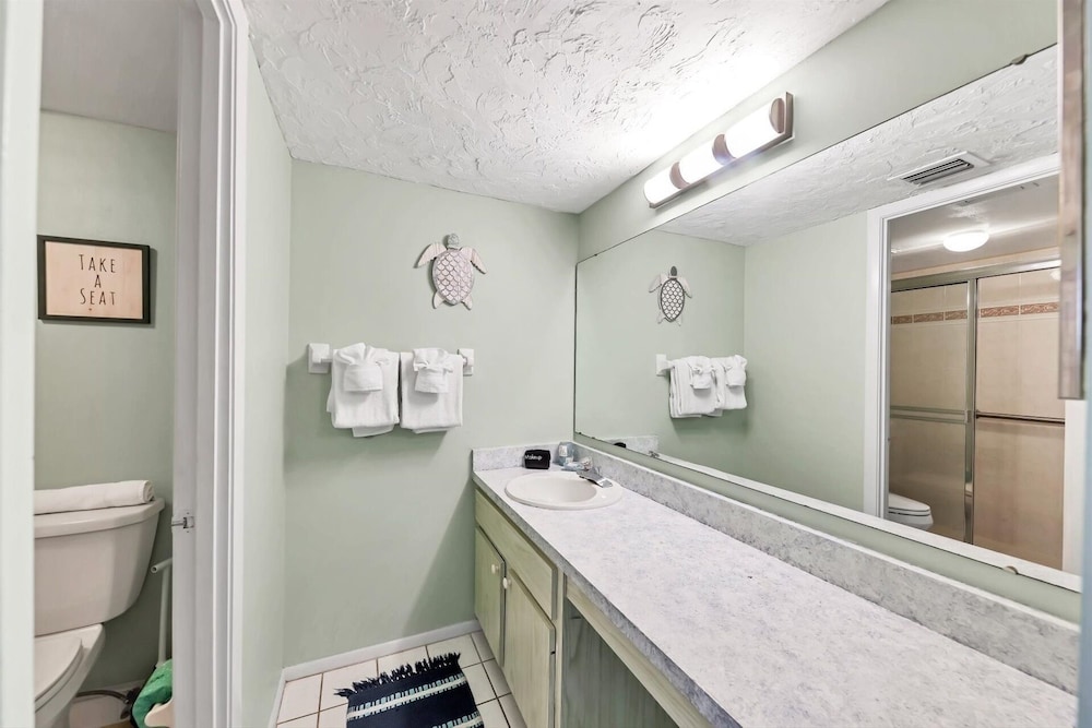 Anchorage Resort 8th Floor Condo In Siesta Key With Resort Amenities And Private Beach Access! 2 Bedroom Condo