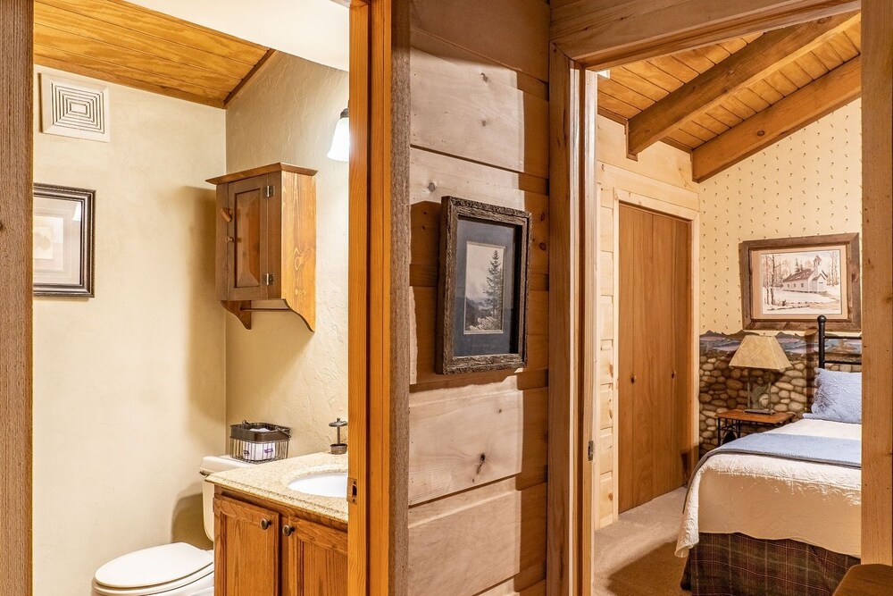 The Loon's Nest - Great Location! - Convenient To Everything! 2 Bedroom Cabin by RedAwning view 4