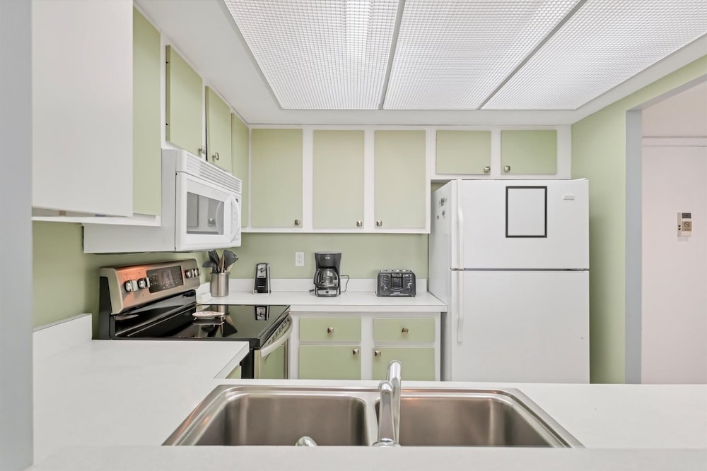 Anchorage Resort 8th Floor Condo In Siesta Key With Resort Amenities And Private Beach Access! 2 Bedroom Condo