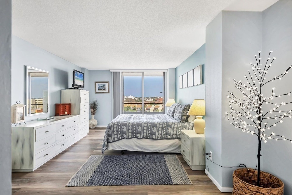 Anchorage Resort 8th Floor Condo In Siesta Key With Resort Amenities And Private Beach Access! 2 Bedroom Condo