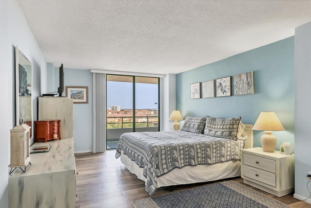 Anchorage Resort 8th Floor Condo In Siesta Key With Resort Amenities And Private Beach Access! 2 Bedroom Condo