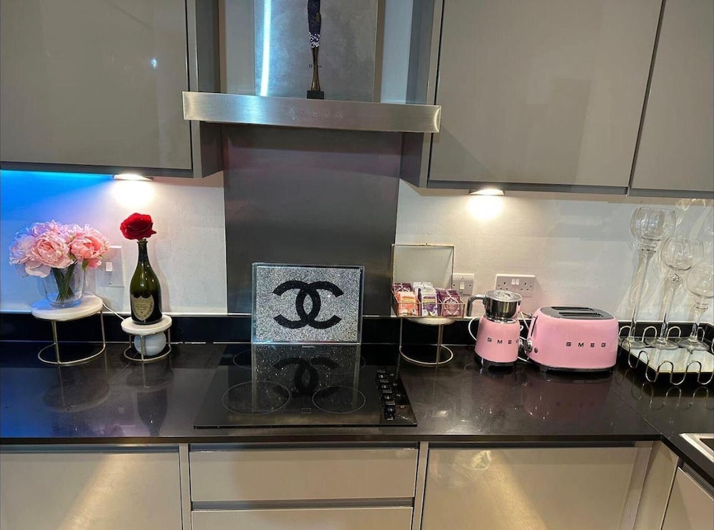 1 Bed Apartment Sleeps 2 - Free Parking -