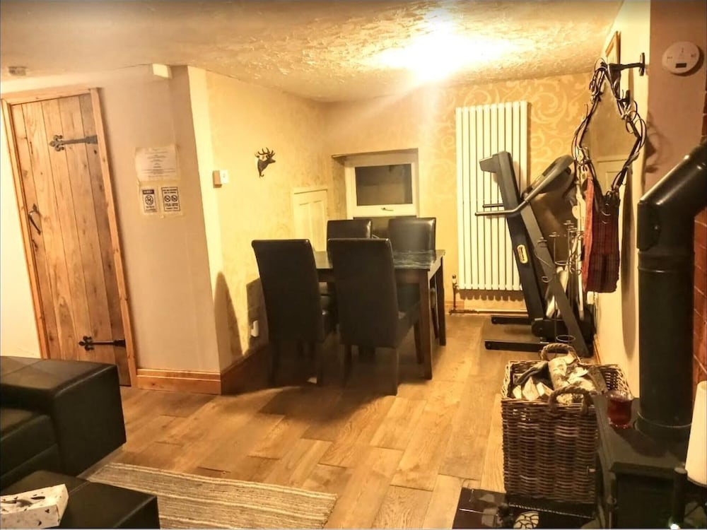 Llandovery - Cottage - Sleeps4 - Parking Secure Lock up for Bikes