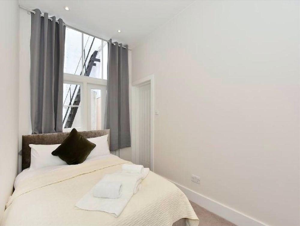 3-bed South Kensington Flat With Outdoor Terrace