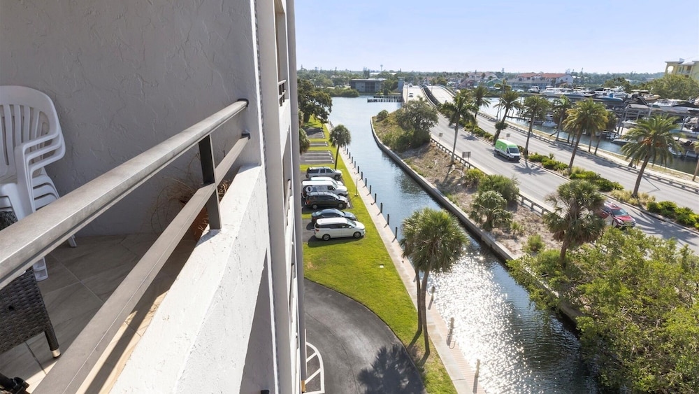 Anchorage Resort Siesta Key 2 Bedroom 6th Floor Condo Beach Access 2 Condo
