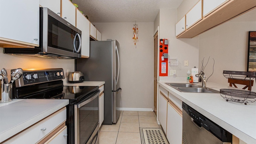 Villas at Island Club Community, Pools, Jacuzzi and More!