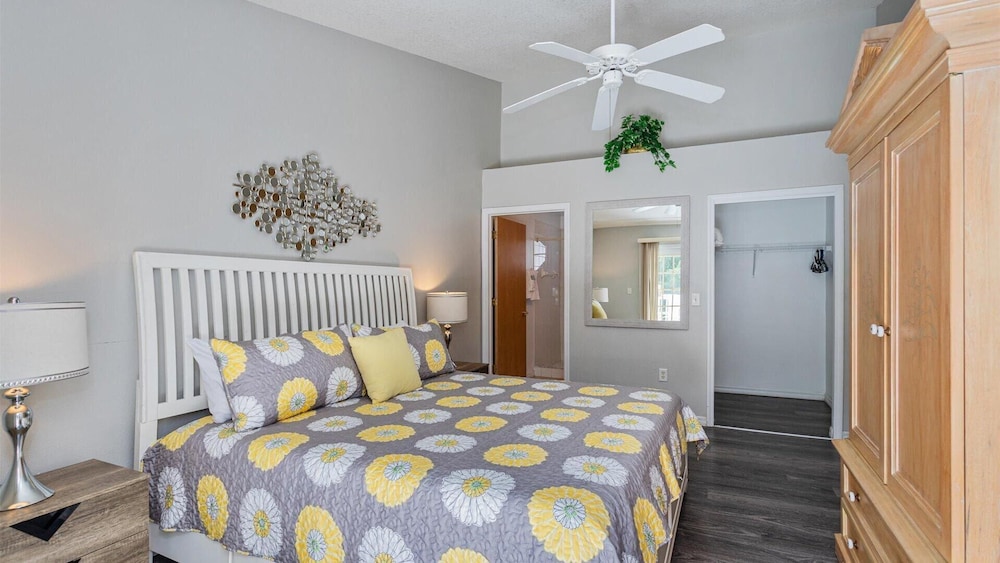 Villas at Island Club Community, Pools, Jacuzzi and More!