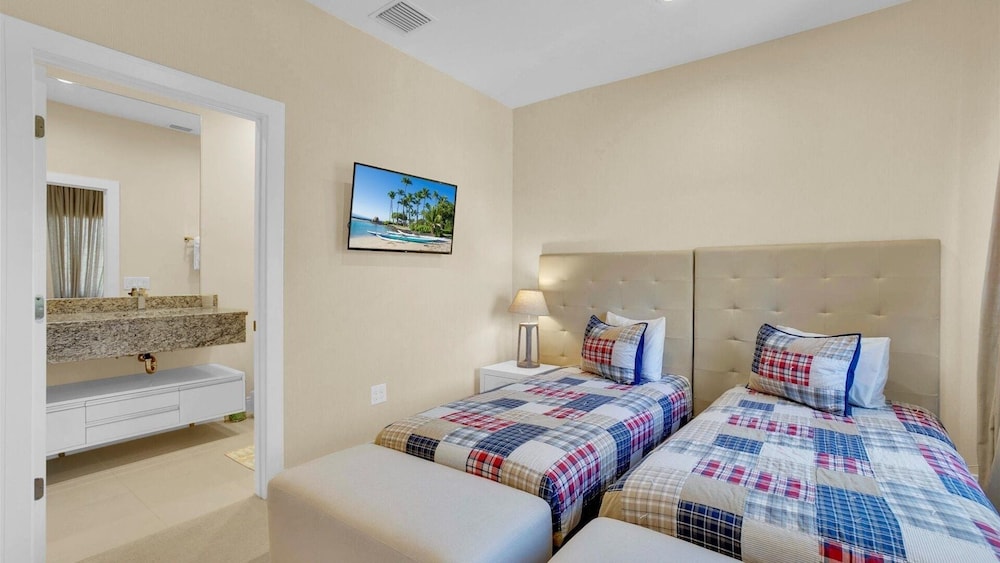 Magic Village Resort 4 Bedroom townhome with Outdoor Kitchen 4 Townhouse