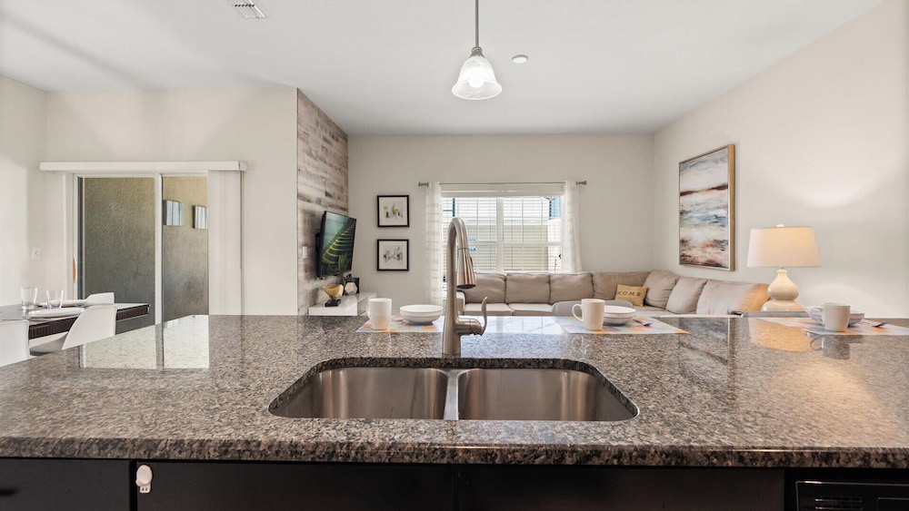 Upstay: Family-friendly 4BR Townhouse w Pool & BBQ