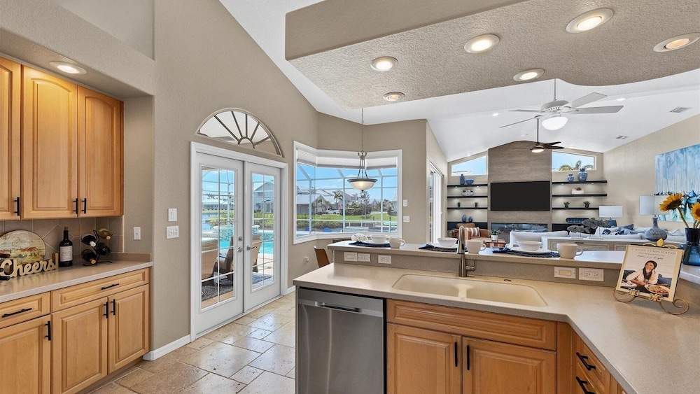 Waterfront Punta Gorda Isles 3 Bedroom pool hot tub, dock, bikes office 3 Home