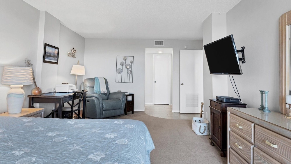 Anchorage Resort Siesta Key 6th Floor 2 bedroom Condo Beach Access 2 Condo