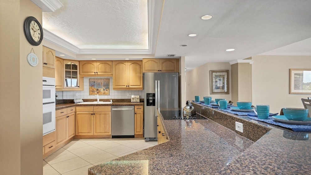 Anchorage Resort 3 bedroom Luxury Condo w Balcony, Pool Table, Near Beach 3 Condo