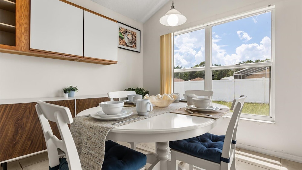 Upstay: Bright Family-friendly Retreat With Patio