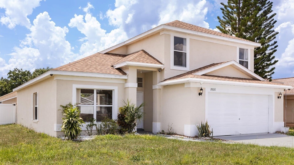 Upstay: Bright Family-friendly Retreat With Patio