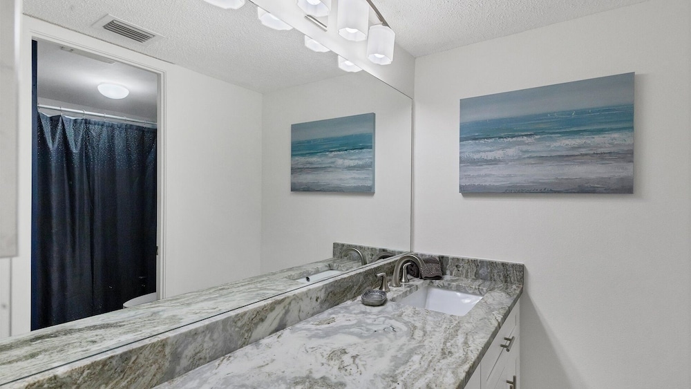 Anchorage Resort Siesta Key 2 Bedroom 6th Floor Condo Beach Access 2 Condo