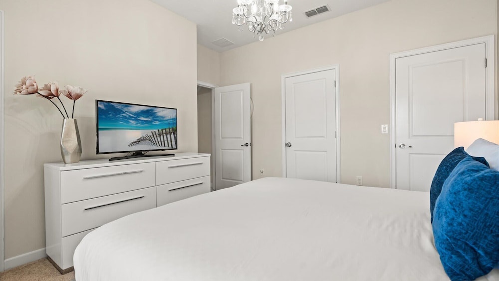 Upstay: Family-friendly 4BR Townhouse w Pool & BBQ