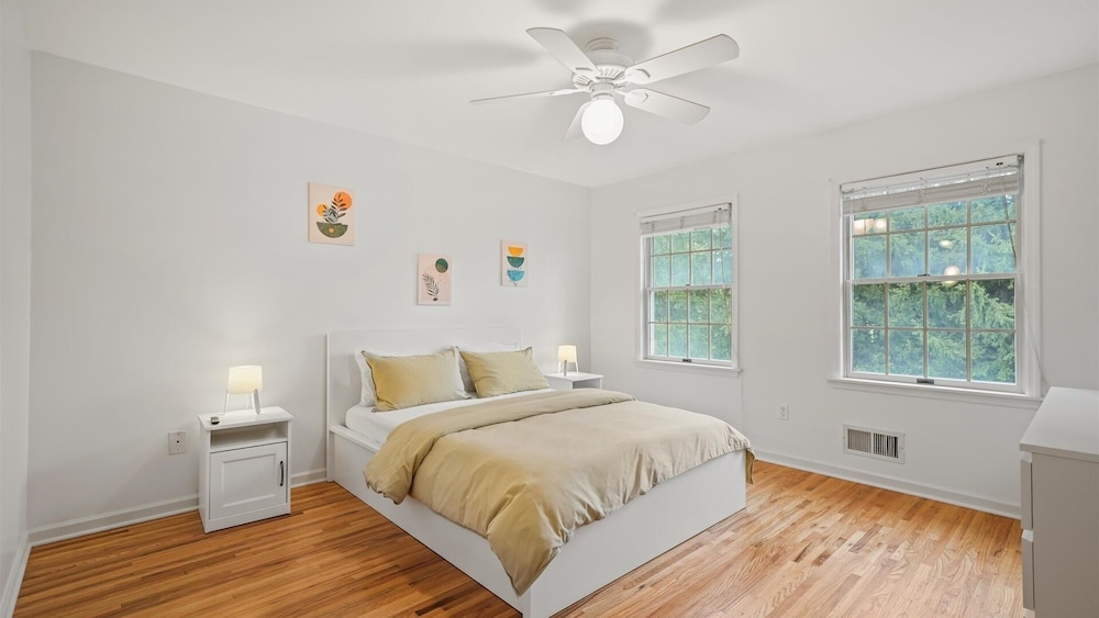 Enchanting Paradise With Pool & Hot Tub 4 Bedroom Home by RedAwning view 5