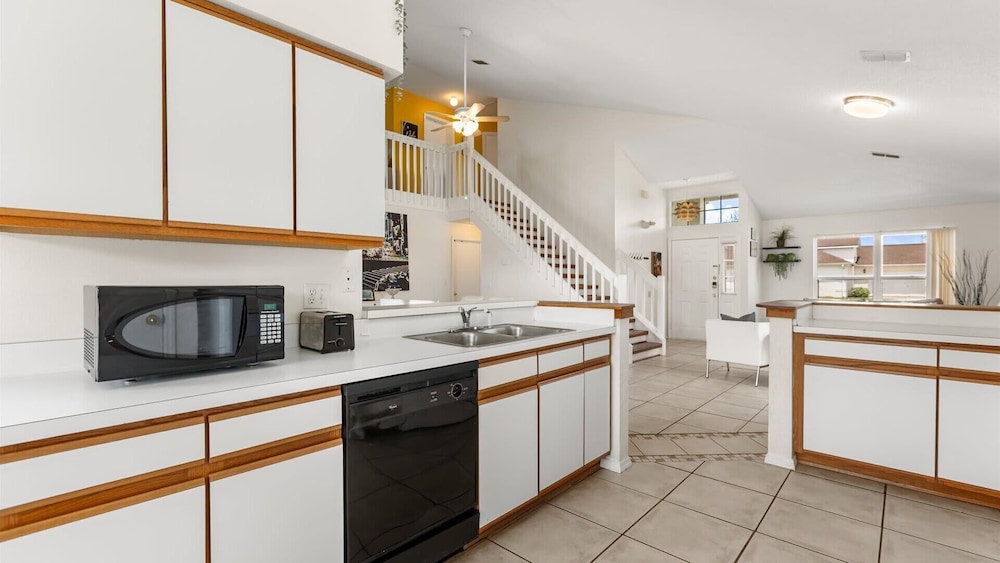 Upstay: Bright Family-friendly Retreat With Patio