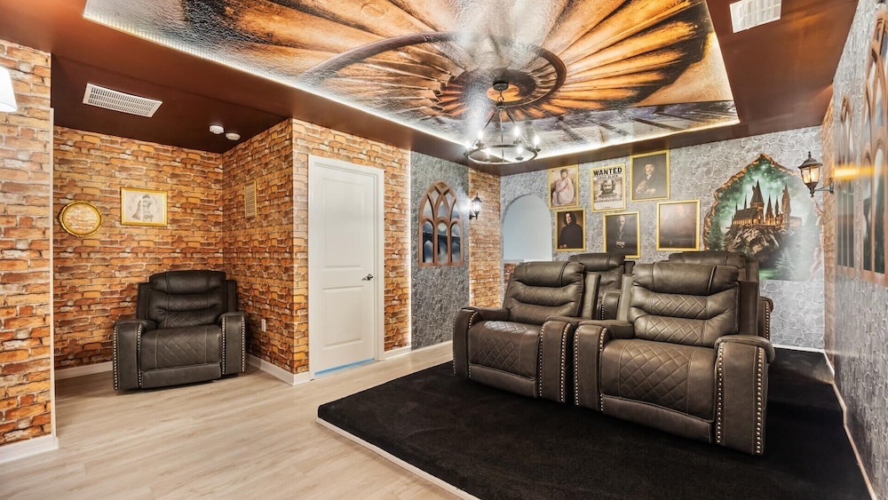 Exquisite 10br Luxury Villa Pool Hot Tub Arcade