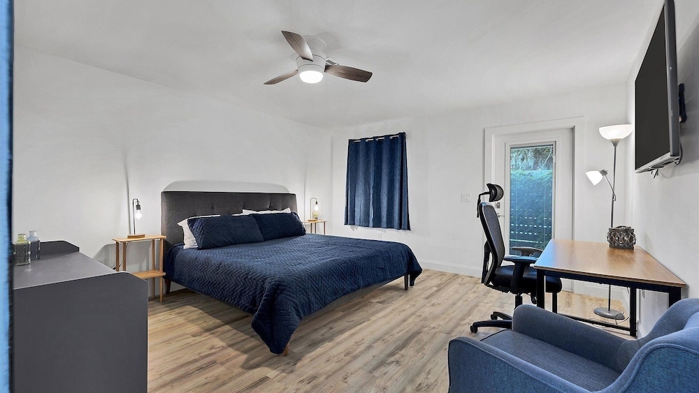 Downtown Sarasota Private Vacation Home - Minutes To Beaches, Beautiful Backyard, And Pet-friendly! 3 Bedroom Home