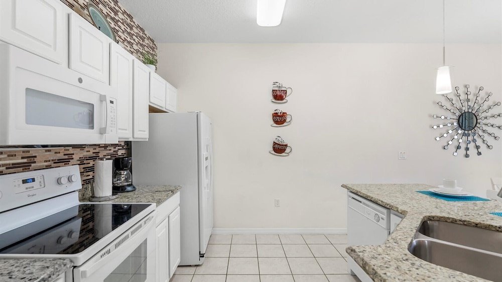 Spacious 4BR Family Townhouseprivate Pool & BBQ