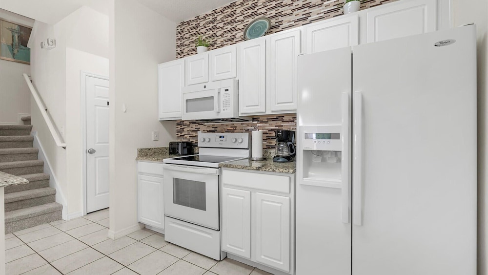 Spacious 4BR Family Townhouseprivate Pool & BBQ