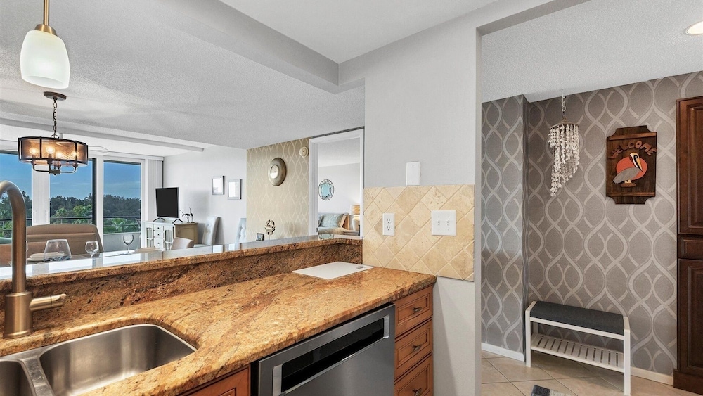 Anchorage Resort Siesta Key 6th Floor 2 bedroom Condo Beach Access 2 Condo