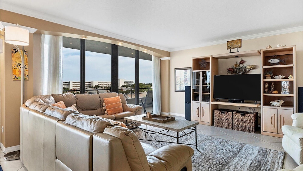 Anchorage Resort 3 bedroom Luxury Condo w Balcony, Pool Table, Near Beach 3 Condo