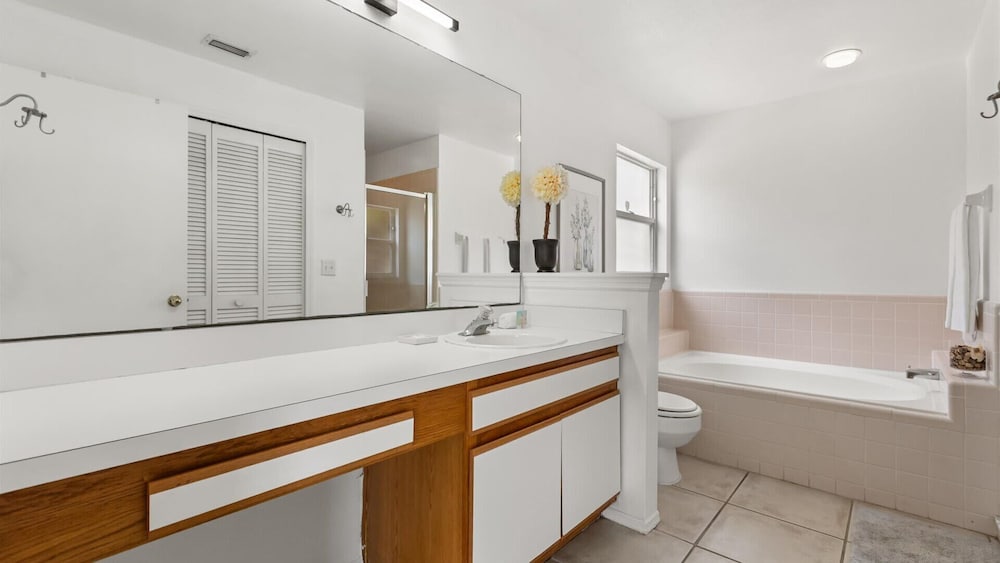 Upstay: Bright Family-friendly Retreat With Patio