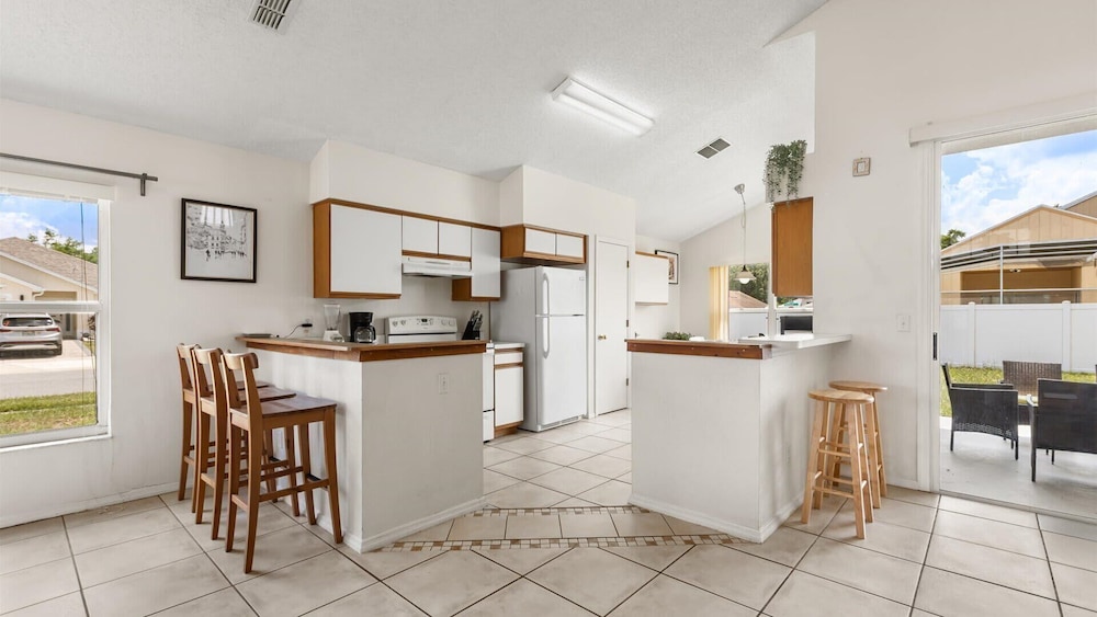 Upstay: Bright Family-friendly Retreat With Patio
