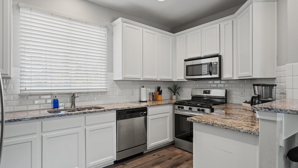 Upstay East Austin Retreat w Yard5min to Downtown