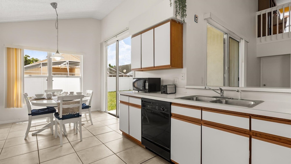 Upstay: Bright Family-friendly Retreat With Patio