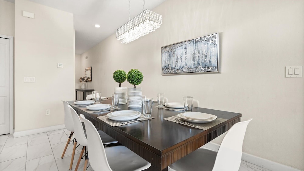 Upstay: Family-friendly 4BR Townhouse w Pool & BBQ