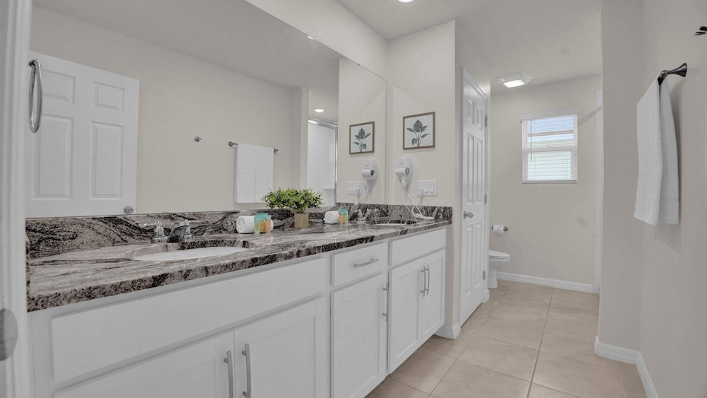 Upstay: Large Resort Home w Private Pool & Hot Tub