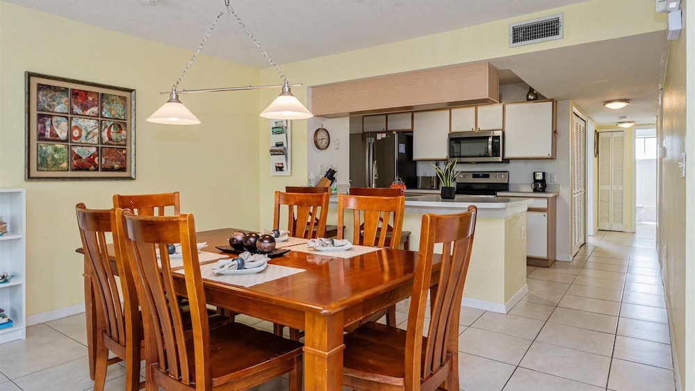 Villas at Island Club Community, Pools, Jacuzzi and More!