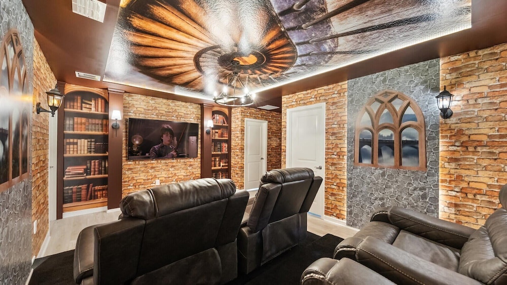 Exquisite 10br Luxury Villa Pool Hot Tub Arcade