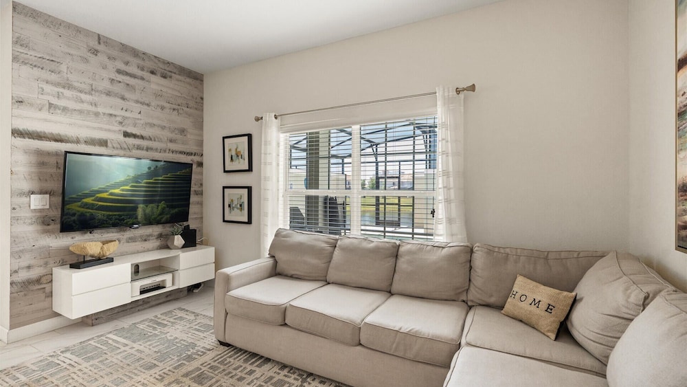 Upstay: Family-friendly 4BR Townhouse w Pool & BBQ