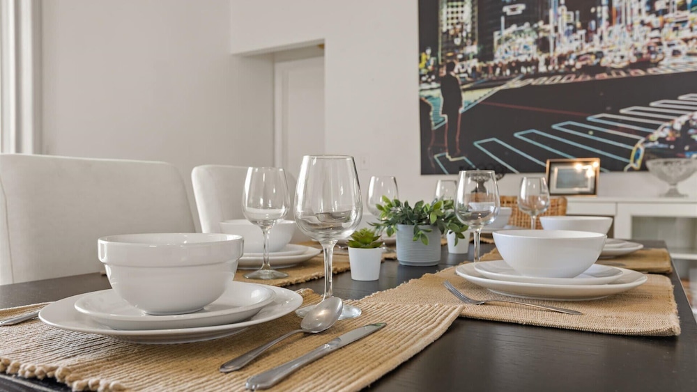 Upstay: Bright Family-friendly Retreat With Patio