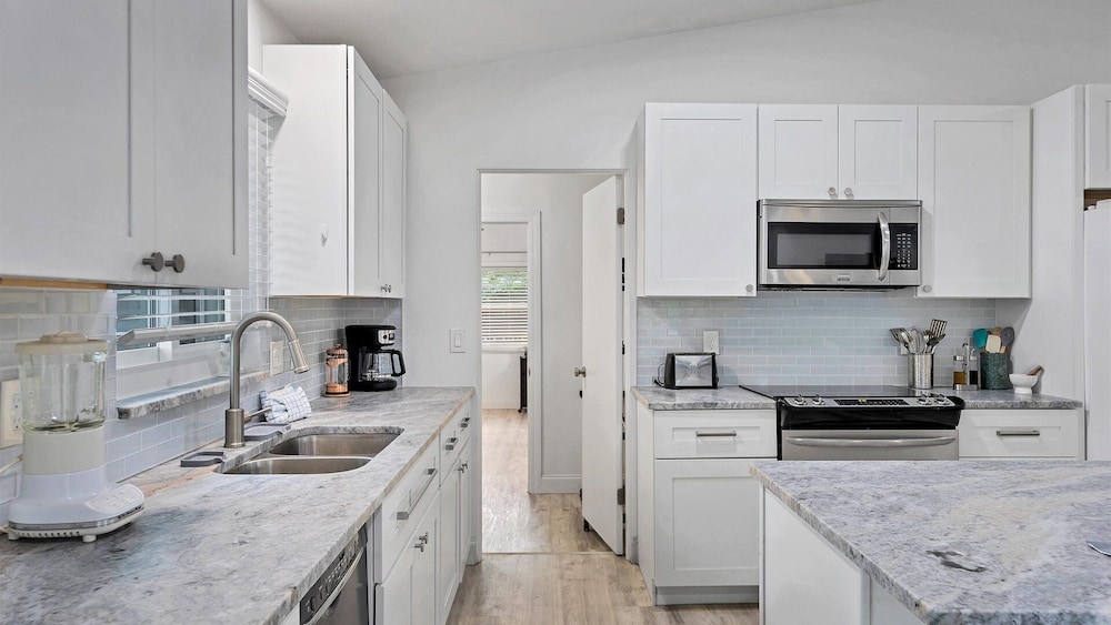 Downtown Sarasota Private Vacation Home - Minutes To Beaches, Beautiful Backyard, And Pet-friendly! 3 Bedroom Home
