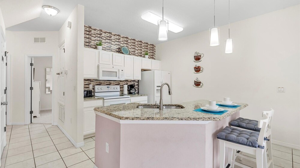 Spacious 4BR Family Townhouseprivate Pool & BBQ