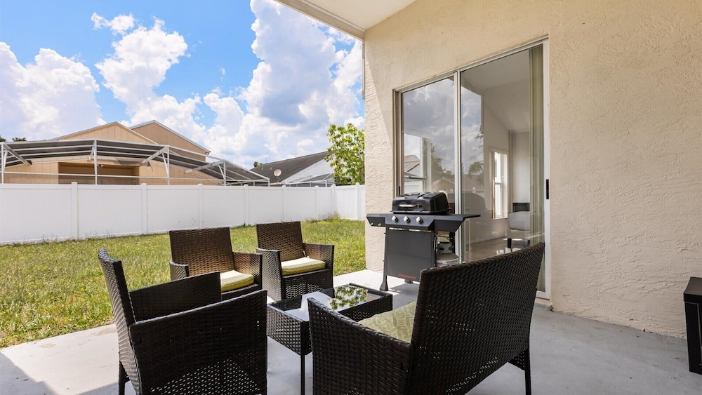 Upstay: Bright Family-friendly Retreat With Patio