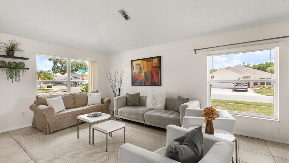 Upstay: Bright Family-friendly Retreat With Patio