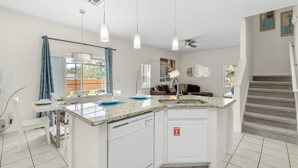 Spacious 4BR Family Townhouseprivate Pool & BBQ