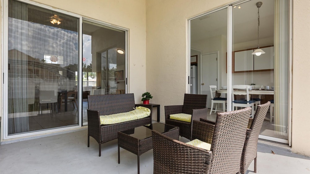 Upstay: Bright Family-friendly Retreat With Patio