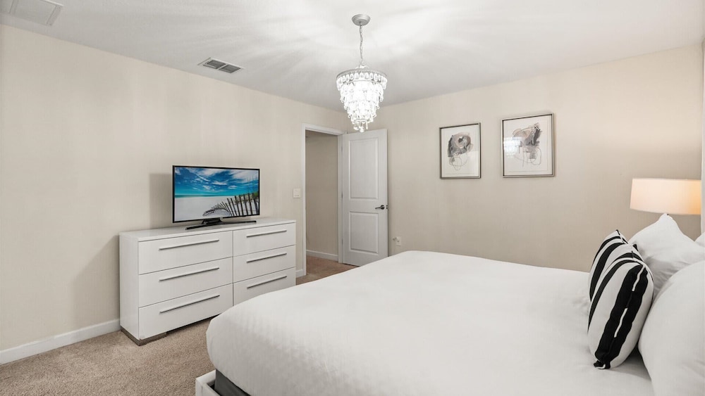 Upstay: Family-friendly 4BR Townhouse w Pool & BBQ