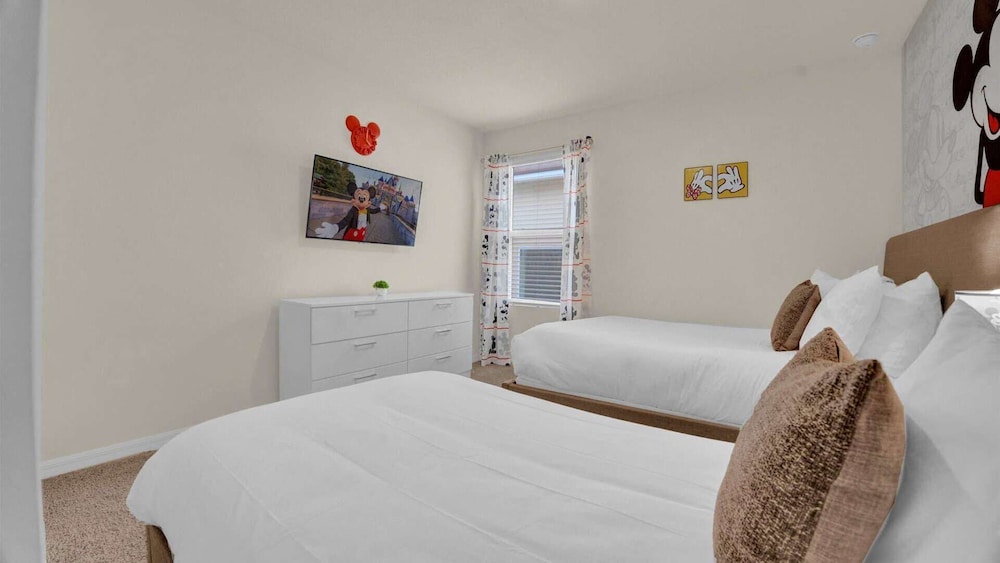 Upstay: Large Resort Home w Private Pool & Hot Tub